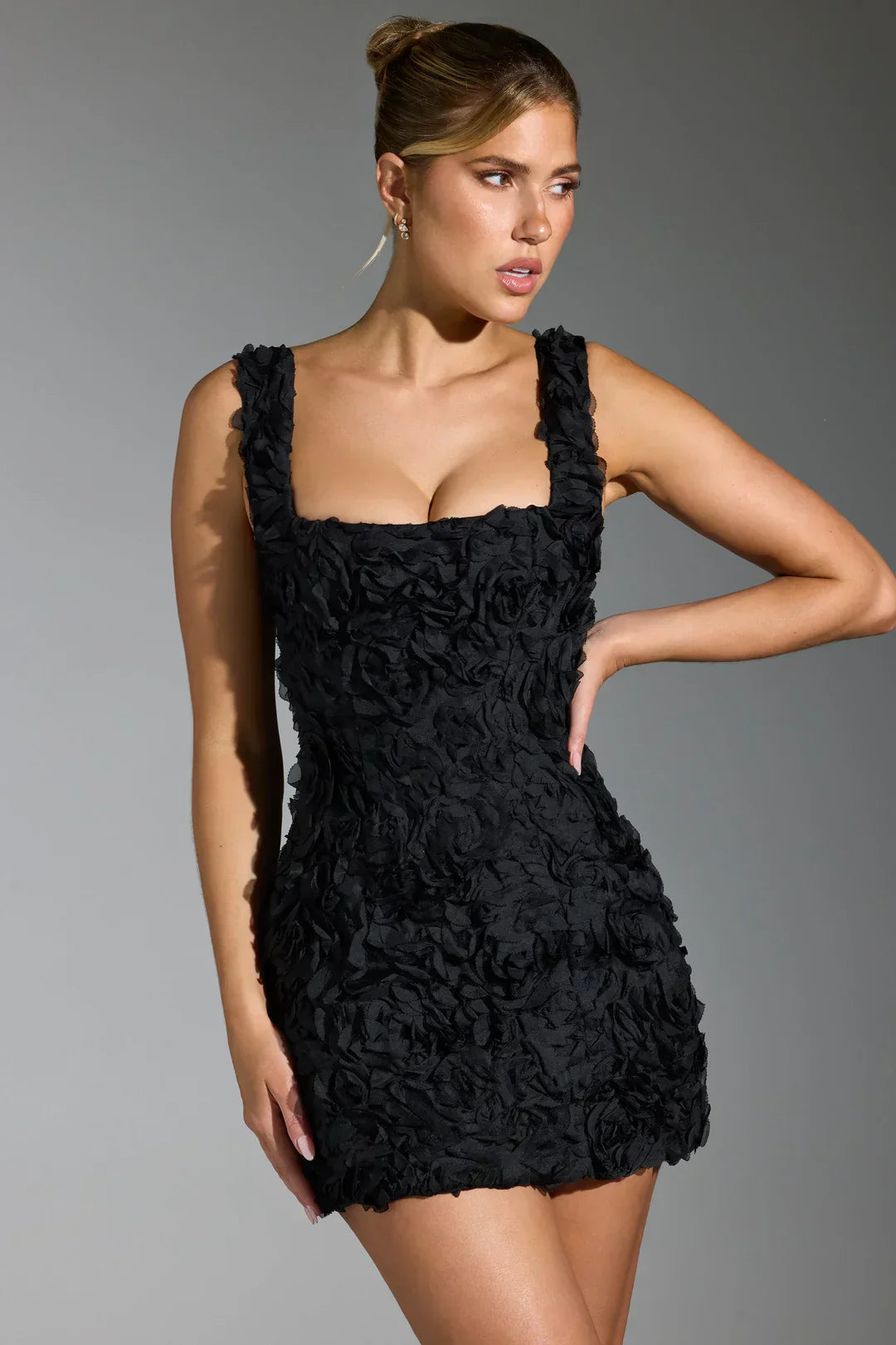dresses : Elena – Robe courte moulante avec appliqué rose 3D sculpté in van Seroa