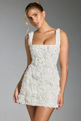 dresses : Elena – Robe courte moulante avec appliqué rose 3D sculpté in van Seroa