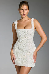 dresses : Elena – Robe courte moulante avec appliqué rose 3D sculpté in Blanc van Seroa