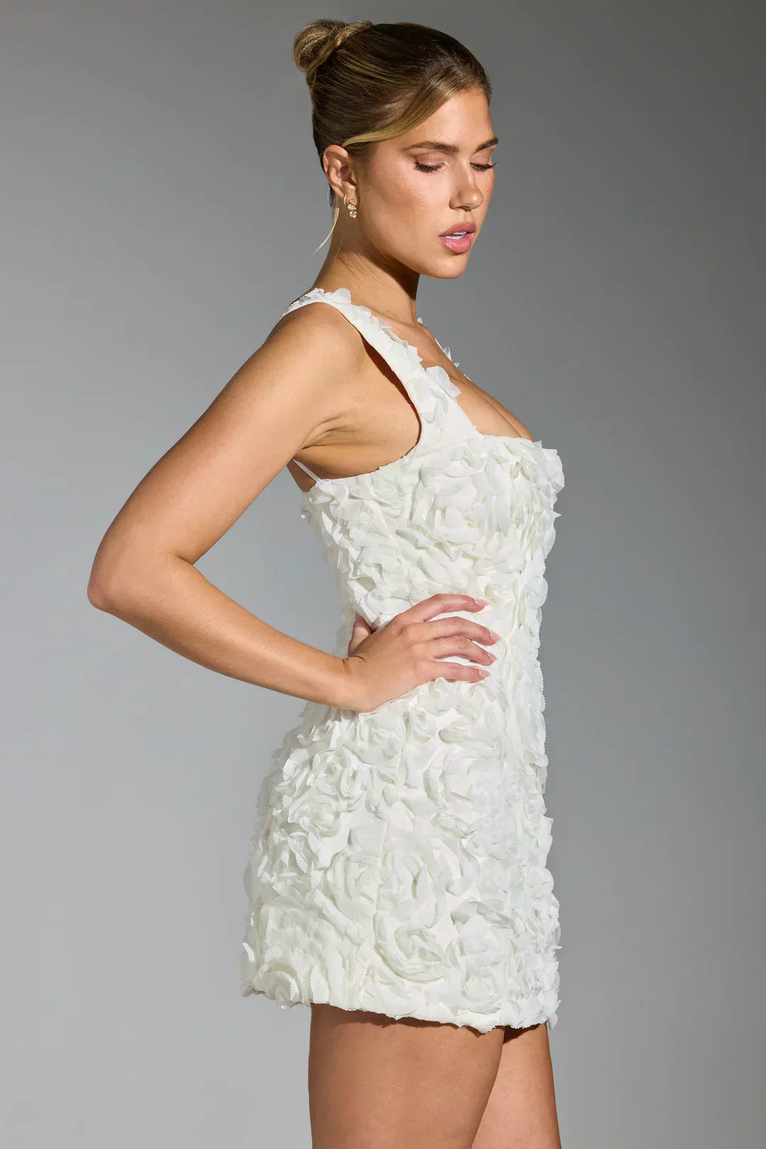 dresses : Elena – Robe courte moulante avec appliqué rose 3D sculpté in van Seroa