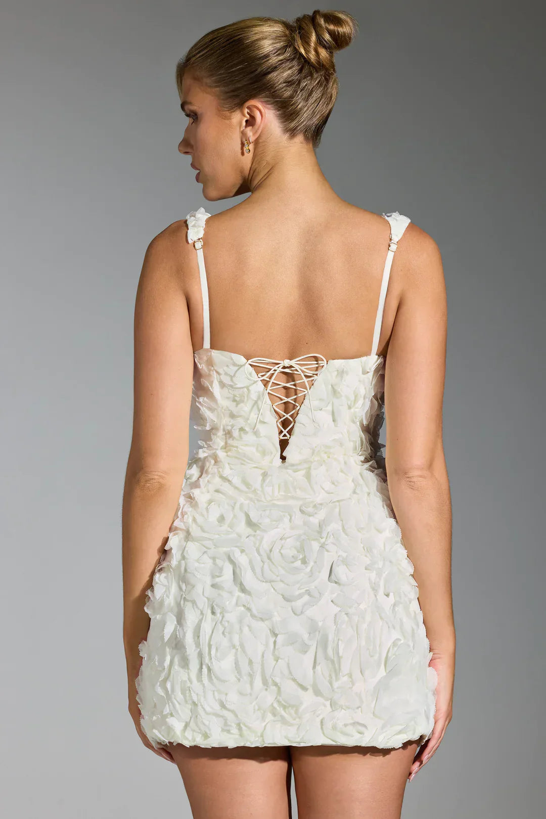 dresses : Elena – Robe courte moulante avec appliqué rose 3D sculpté in van Seroa