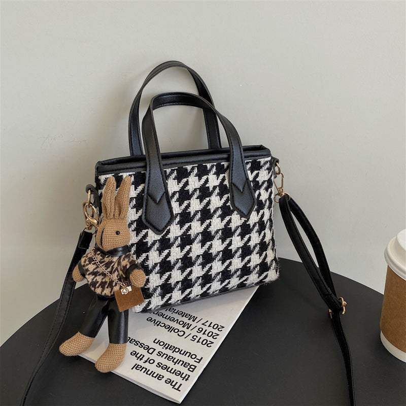 bags : Iris | Sac Bandoulière Femme en Laine Élégant et Pratique in Noir + Pendentif van Seroa