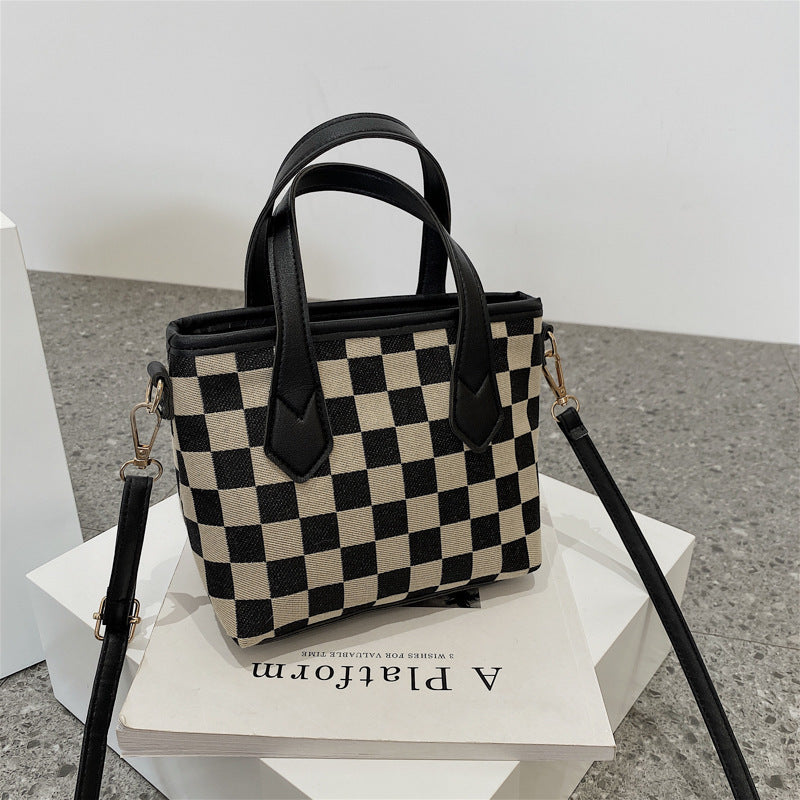 bags : Iris | Sac Bandoulière Femme en Laine Élégant et Pratique in Noir à carreaux van Seroa