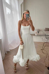 dresses : Nova - Robe Midi Élégante à Volants avec Bretelles Fines in Blanc van Seroa