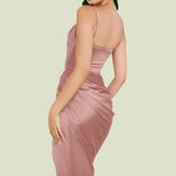 dresses : Ava – Robe élégante en satin avec col bénitier drapé et fente latérale in van Seroa