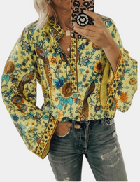 Fließende Boho-Bluse mit ausgestellten Ärmeln und Blumenmuster für Damen
