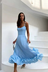 dresses : Nova - Robe Midi Élégante à Volants avec Bretelles Fines in Bleu van Seroa