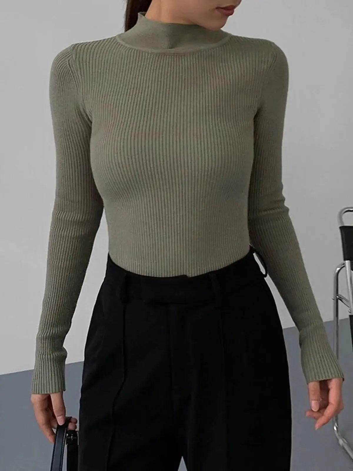 top blouses : Chloe - Haut Col Roulé Côtelé Chic et Ajusté in Gris van Seroa