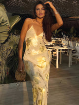 dresses : Isaline – Élégante Robe Nuisette En Satin Avec Brillance Florale Abstraite in van Seroa