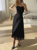 dresses : Skylar – Robe Midi Élégante et Fluide Sans Manches avec Encolure Carrée in Noir van Seroa