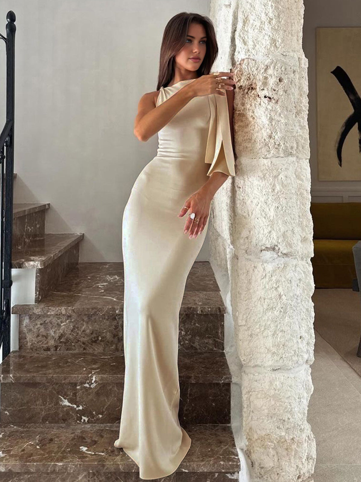 dresses : Iris – Élégante Robe Longue En Satin À Une Épaule in van Seroa