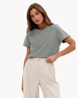 top blouses : Amelie – T-Shirt Classique à Col Rond en Coton Doux in Gris van Seroa