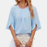 top blouses : Camille – Blouse Élégante Fluide Plissée avec Manches Fendues in Bleu van Seroa