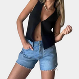 top blouses : Ella – Top sans Manches en Maille, coupe Ajustée et Design fendu in Noir van Seroa