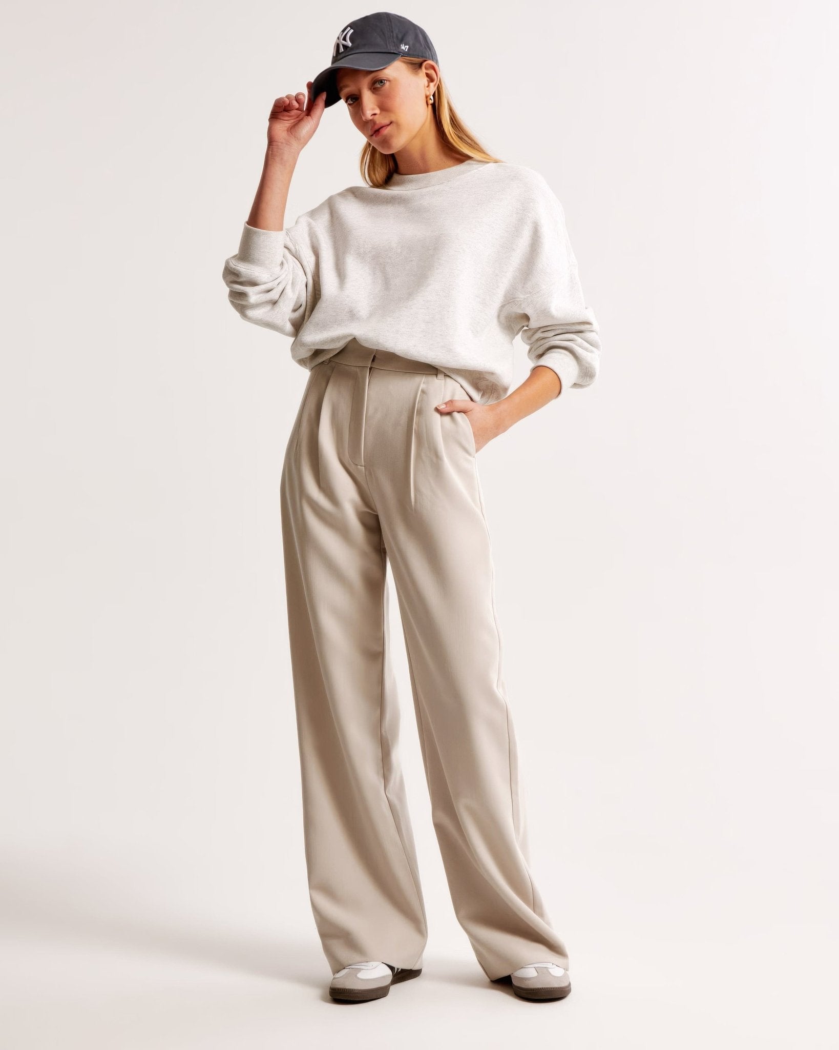 skirts : Camille | Pantalon Fluide Femme à Jambes Larges en Tissu Doux in Taupe van Seroa