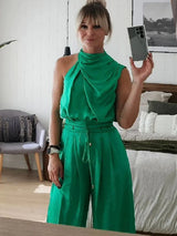 dresses : Isabelle - Ensemble Élégant Pantalon Taille Haute à Jambe Large & Top Drapé Dos Nu in Vert van Seroa