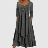 dresses : Lainey – Robe Midi Bohème à Couches avec Détail Cœur in Gris foncé van Seroa