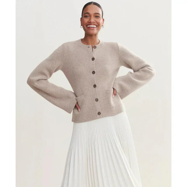 top blouses : Margot – Gilet Élégant en Maille avec Boutons et Manches Évasées in Kaki van Seroa