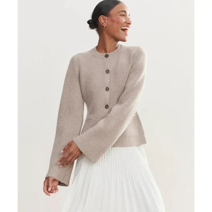 top blouses : Margot – Gilet Élégant en Maille avec Boutons et Manches Évasées in van Seroa