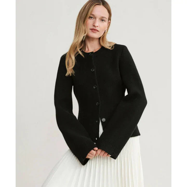 top blouses : Margot – Gilet Élégant en Maille avec Boutons et Manches Évasées in Noir van Seroa