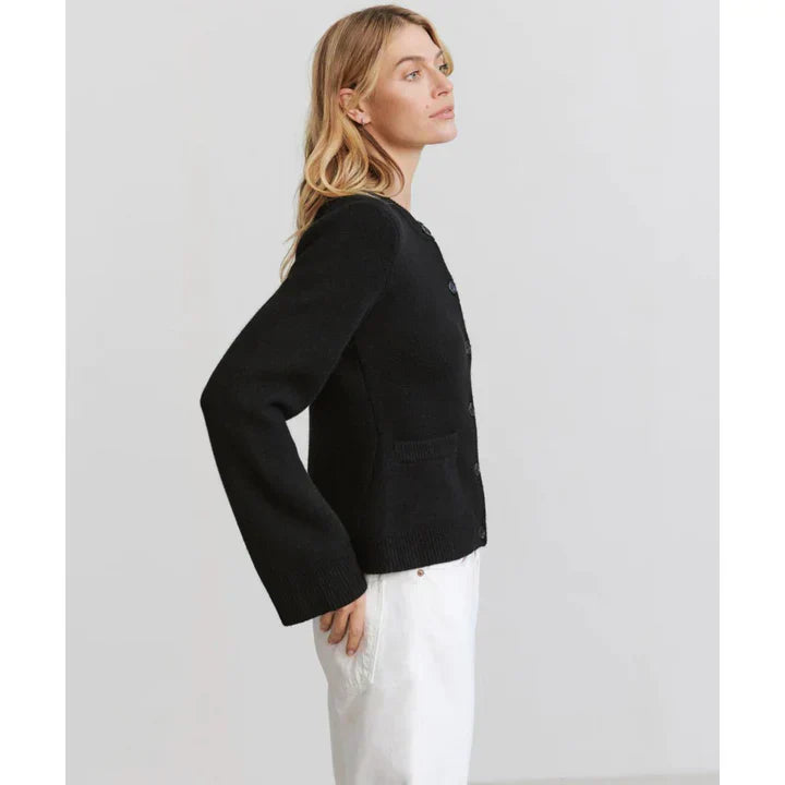 top blouses : Margot – Gilet Élégant en Maille avec Boutons et Manches Évasées in van Seroa