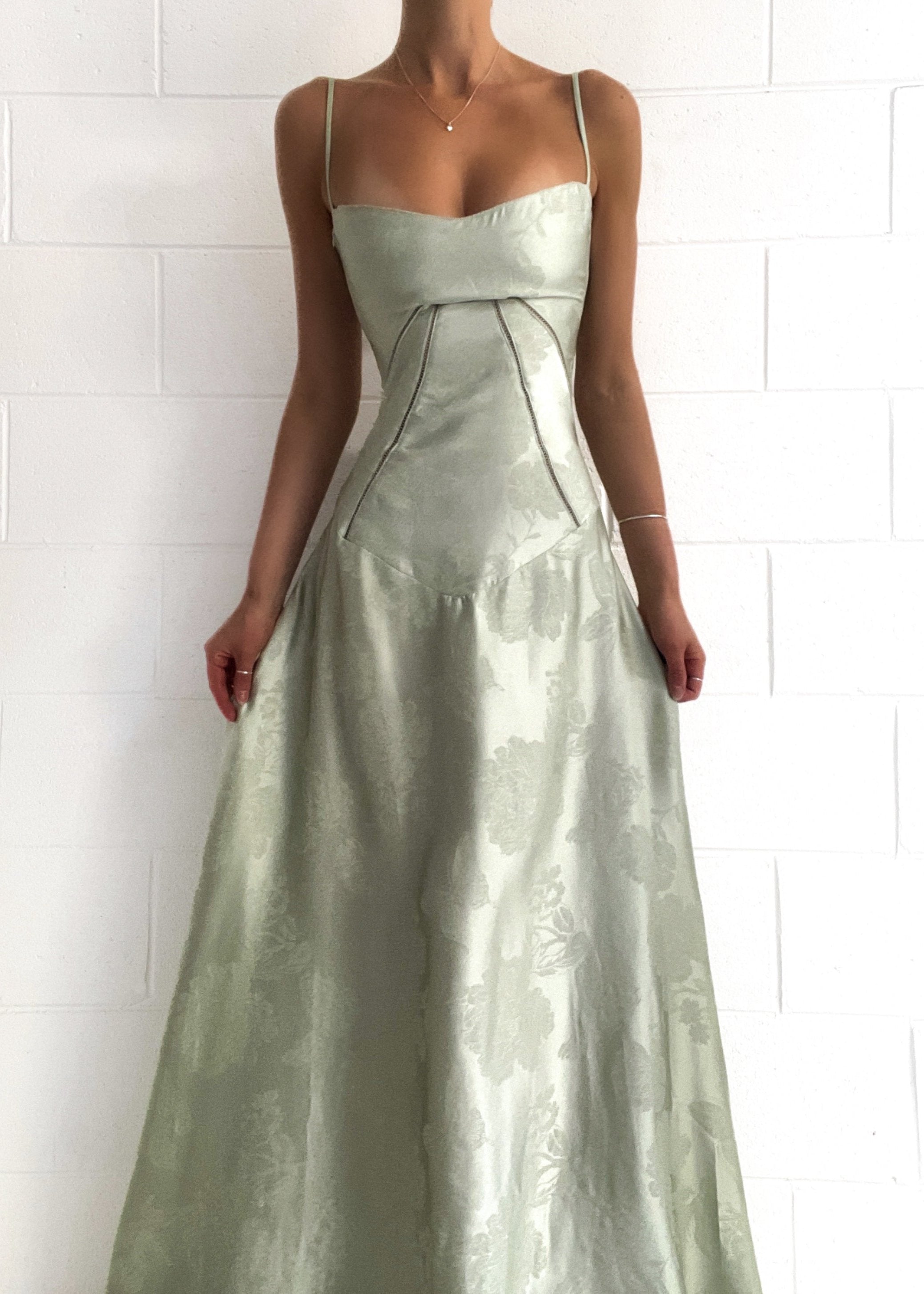 dresses : Ayla – Élégante robe de soirée en satin à dos lacé et motif floral in van Seroa