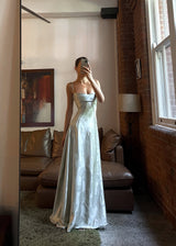 dresses : Ayla – Élégante robe de soirée en satin à dos lacé et motif floral in van Seroa