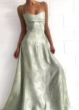 dresses : Ayla – Élégante robe de soirée en satin à dos lacé et motif floral in van Seroa