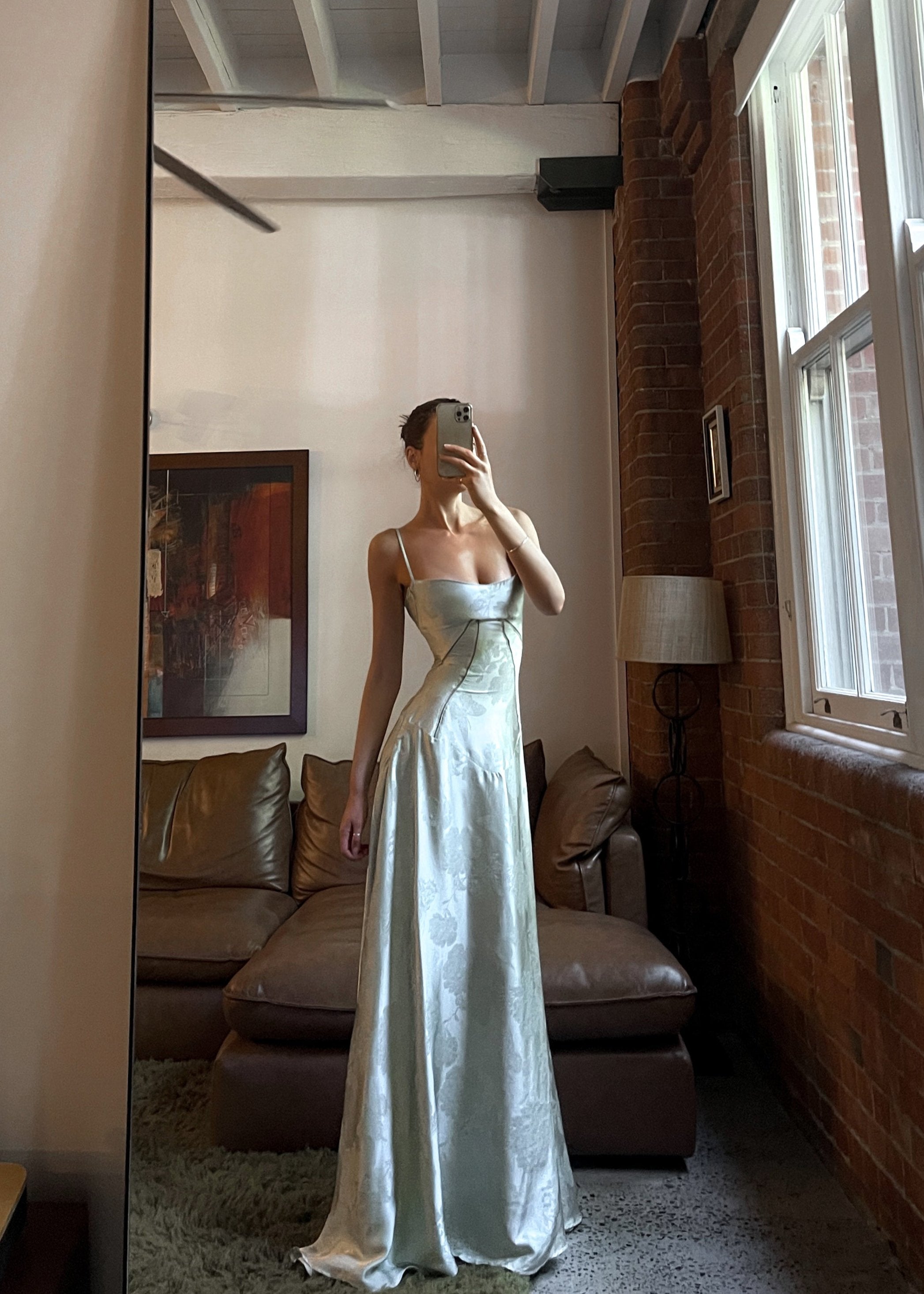 dresses : Ayla – Élégante robe de soirée en satin à dos lacé et motif floral in van Seroa