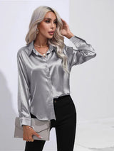 top blouses : Sophie - Blouse élégante en satin avec fermeture boutonnée et manches longues in Gris argenté van Seroa