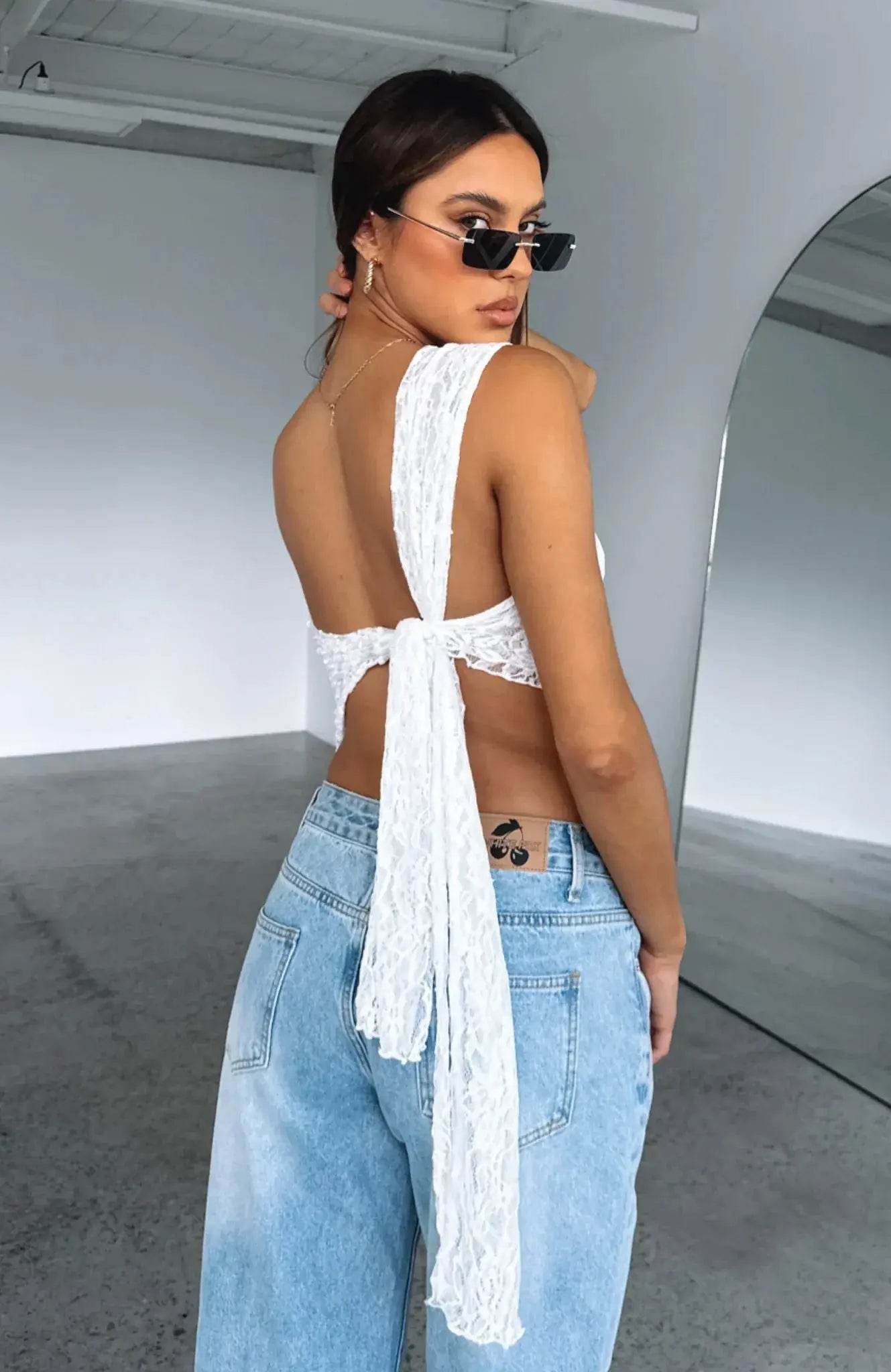 top blouses : Lena - Élégant Crop top Asymétrique en Dentelle avec dos Ouvert in van Seroa
