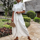 dresses : Amelie – Robe Midi Élégante Boutonnée avec Broderie et Ceinture in van Seroa