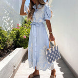 dresses : Amelie – Robe Midi Élégante Boutonnée avec Broderie et Ceinture in Bleu ciel van Seroa