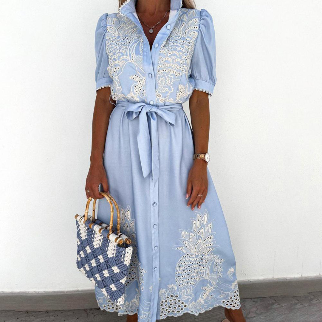 dresses : Amelie – Robe Midi Élégante Boutonnée avec Broderie et Ceinture in van Seroa
