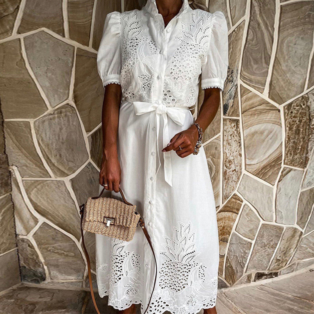 dresses : Amelie – Robe Midi Élégante Boutonnée avec Broderie et Ceinture in Blanc van Seroa