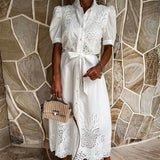 dresses : Amelie – Robe Midi Élégante Boutonnée avec Broderie et Ceinture in Blanc van Seroa