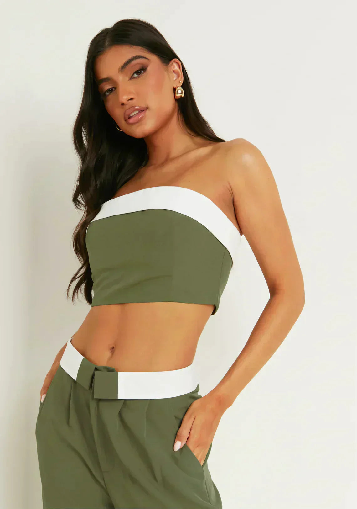 dresses : Isla - Ensemble Élégant Deux Pièces Pantalon Ample et Haut Bandeau in Vert van Seroa
