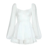 dresses : Isla – Robe mini romantique à volants avec manches bouffantes in Blanc van Seroa