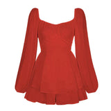 dresses : Isla – Robe mini romantique à volants avec manches bouffantes in Rouge van Seroa