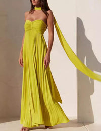 Schlichtes elegantes Trägerkleid mit Falten und Band