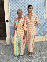 dresses : Chiara – Ensemble de luxe imprimé géométrique coloré : coordonné et robe longue pour resort in van Seroa