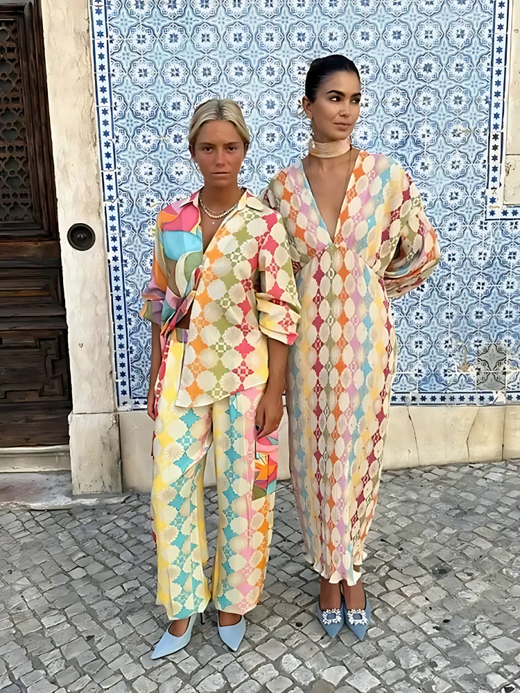 dresses : Chiara – Ensemble de luxe imprimé géométrique coloré : coordonné et robe longue pour resort in van Seroa