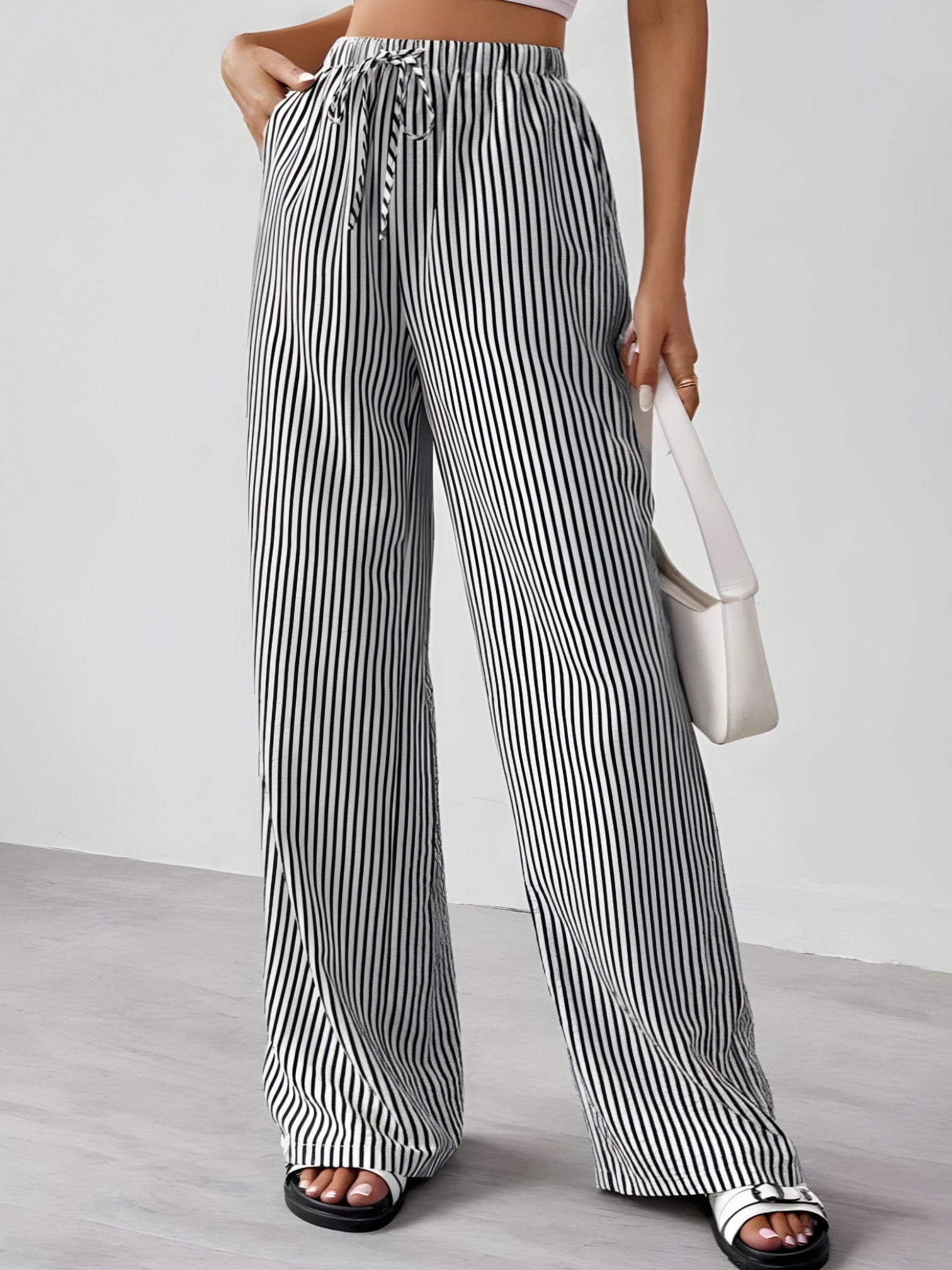 Pantalons pour hommes : Lyla | Pantalon Femme Droit en Coton Rayé in Noir van Seroa