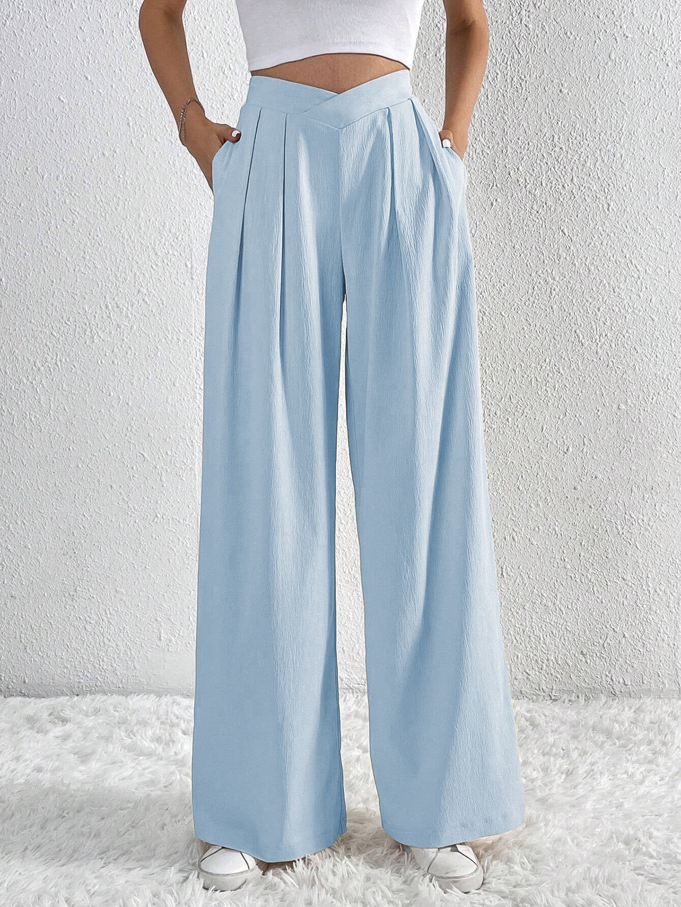 Pantalons pour femmes : Cora | Pantalon Fluide Femme Taille Haute avec Plis in Bleu clair van Seroa