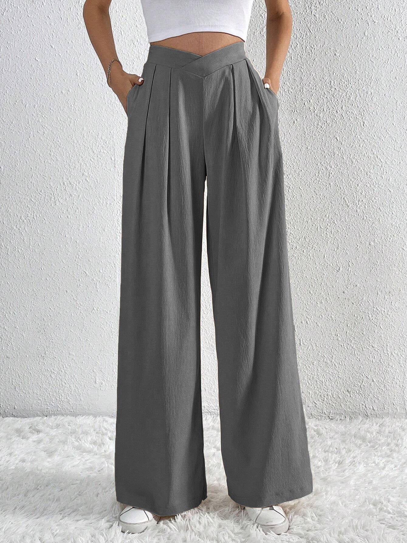 Pantalons pour femmes : Cora | Pantalon Fluide Femme Taille Haute avec Plis in Gris van Seroa