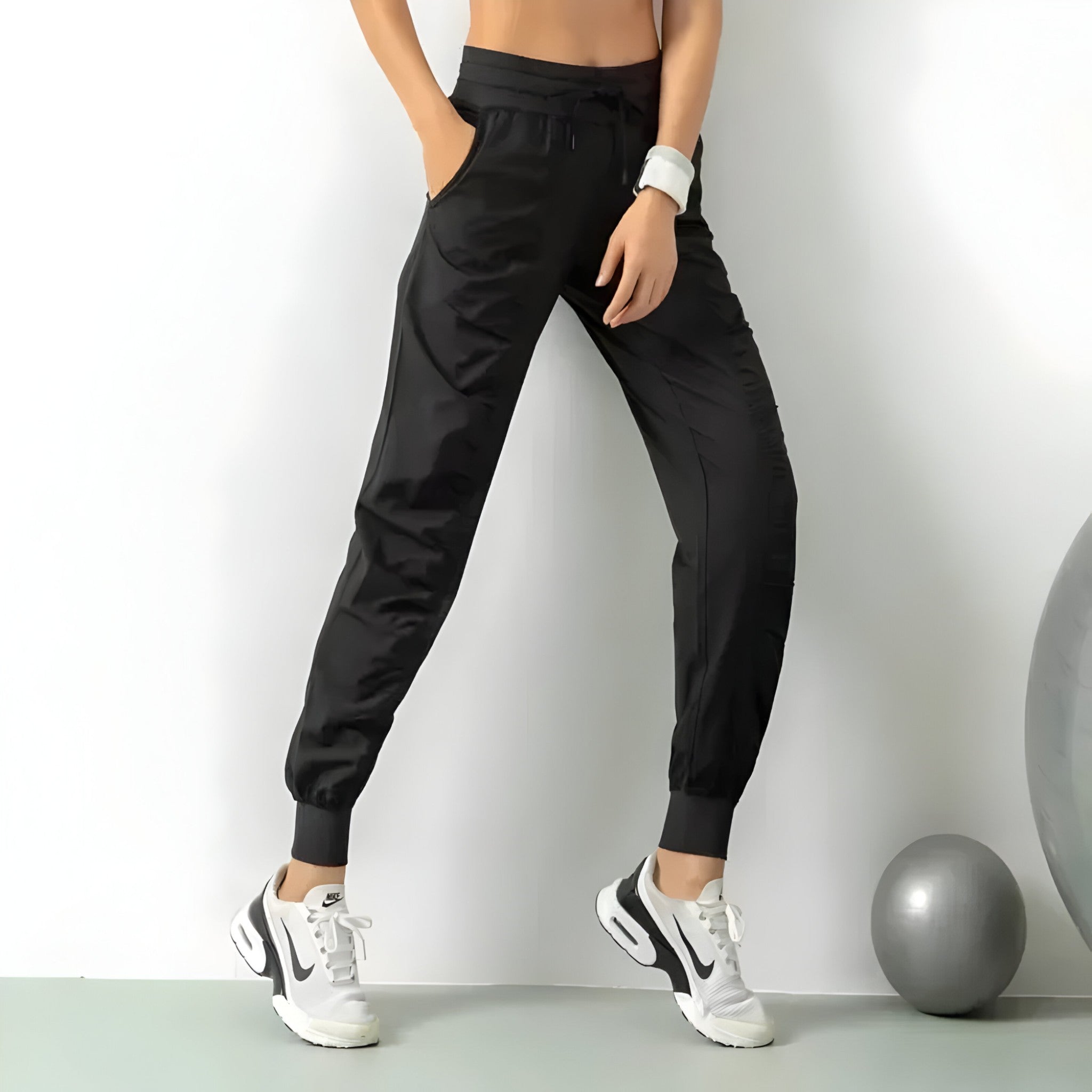 other : Ellen | Pantalon de Sport Femme Léger en Polyester in Noir van Seroa