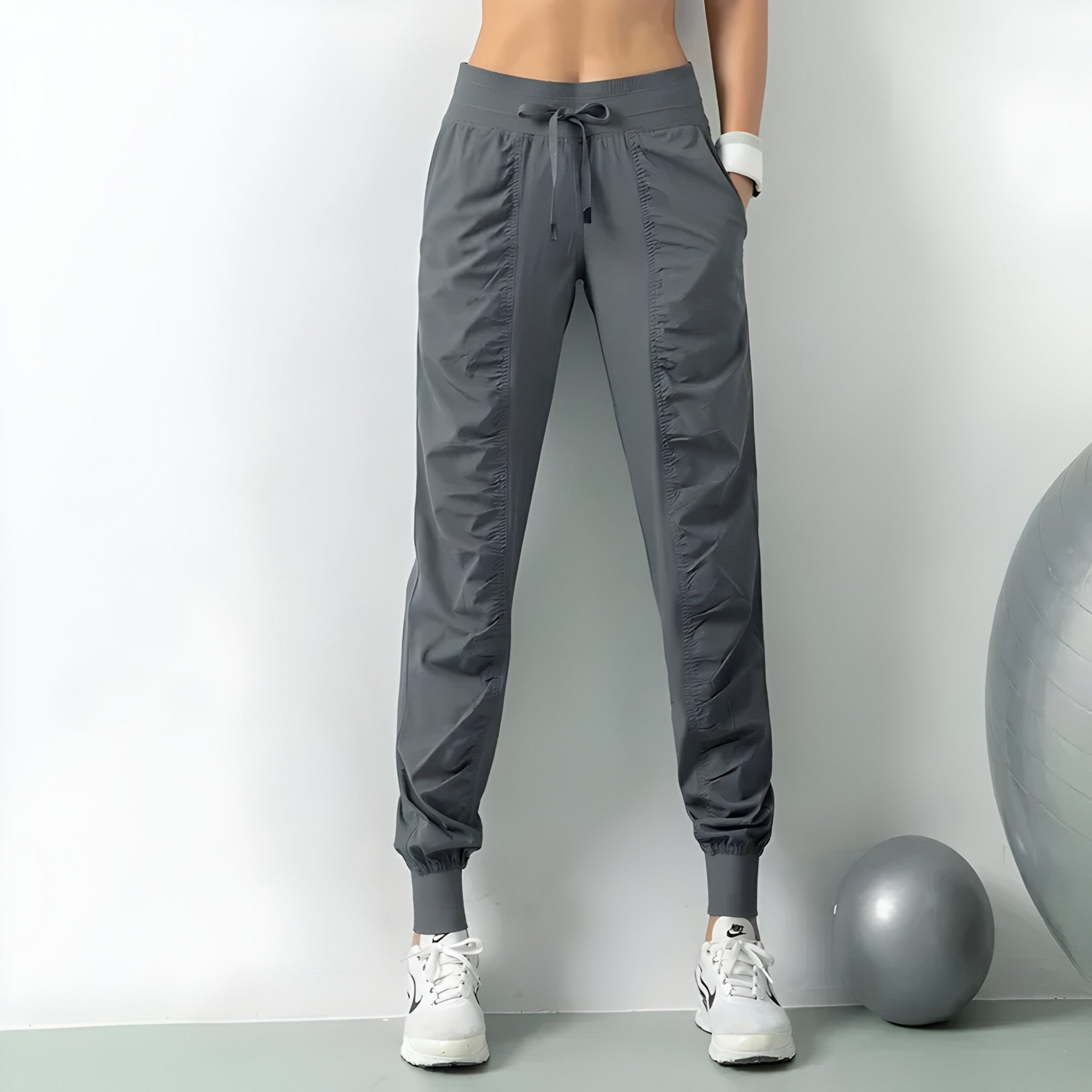 other : Ellen | Pantalon de Sport Femme Léger en Polyester in Gris van Seroa
