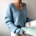 Luźny sweter damski z dekoltem w serek Kolekcja jesień, modny kobiecy styl