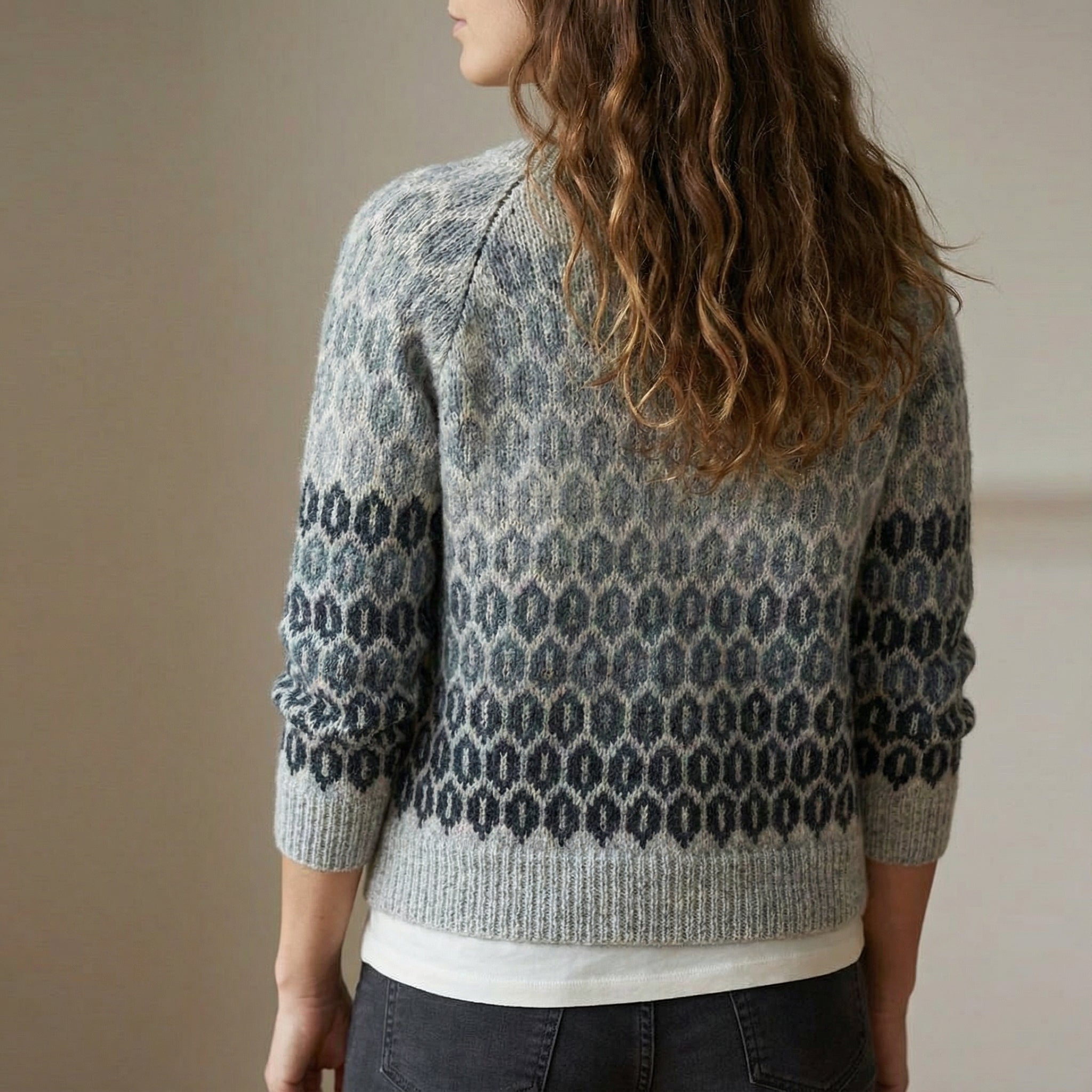 Damski sweter lekki modna kobiecość stylowe ubrania