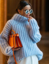 Weit geschnittener Damenpullover mit weichem Rollkragen aus flauschigem Strick, Winter
